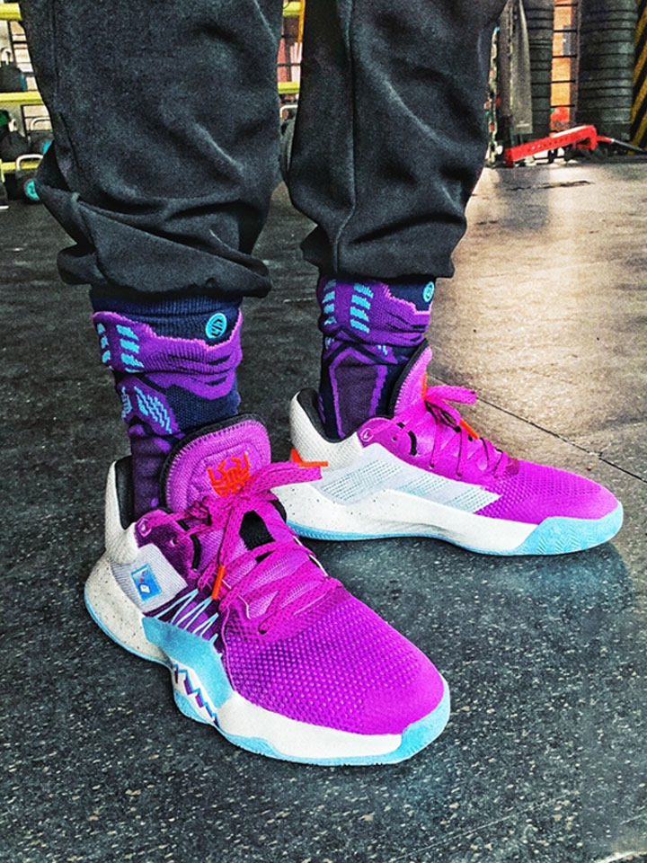 穿着体验|对打篮球的男生来说,篮球袜必不可少,高腰的袜子配上字母