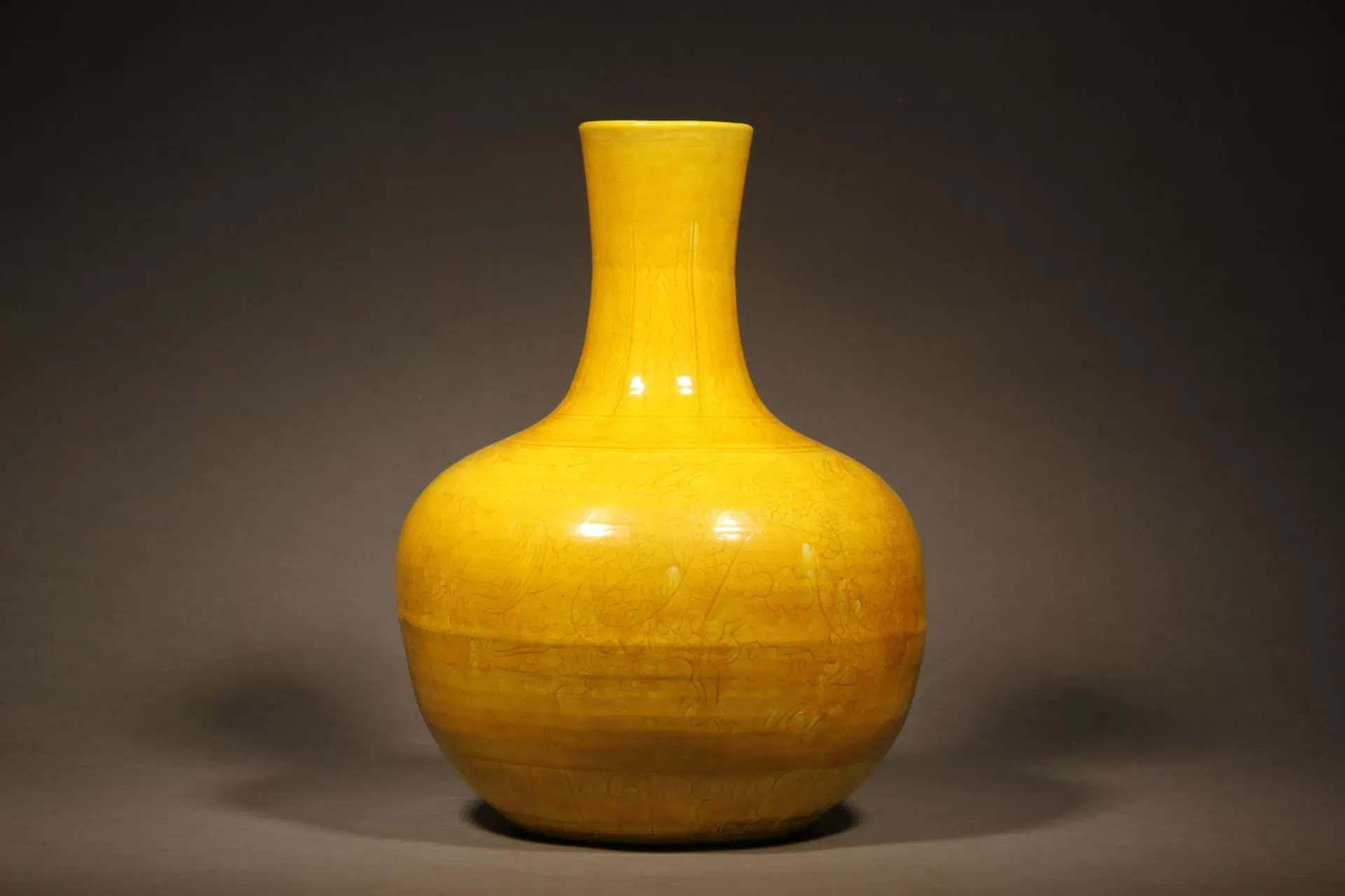 古董古玩瓷器老货收藏品老物件黄釉暗刻龙纹天球瓶摆件明清瓷器