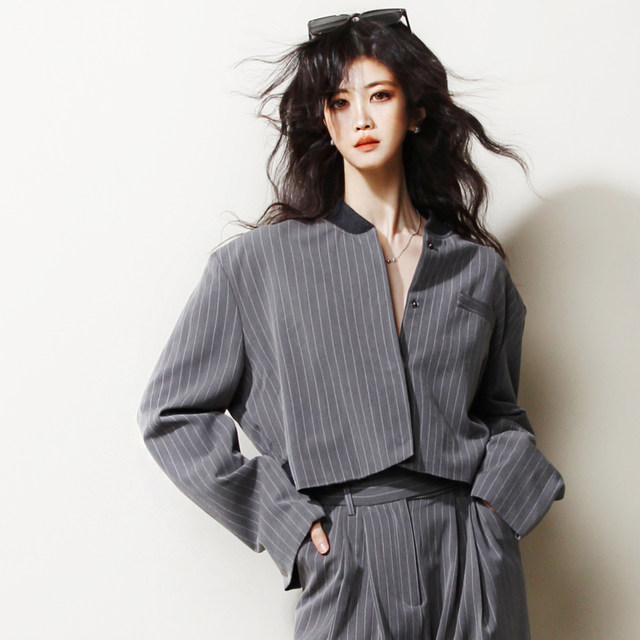 T53 can be equipped with vertical stripes European and American style leisure commute, thin short loose pilot suits suits