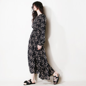 
U86 retro lantern sleeves, atmospheric floral drape, slim waist, wide hem, lazy and relaxed long-sleeved dress