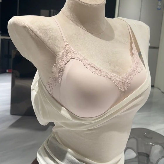 
French underwear girl gathers together to show large, no steel rings, plush breasts, top support to prevent sagging, sweet and versatile vest bra