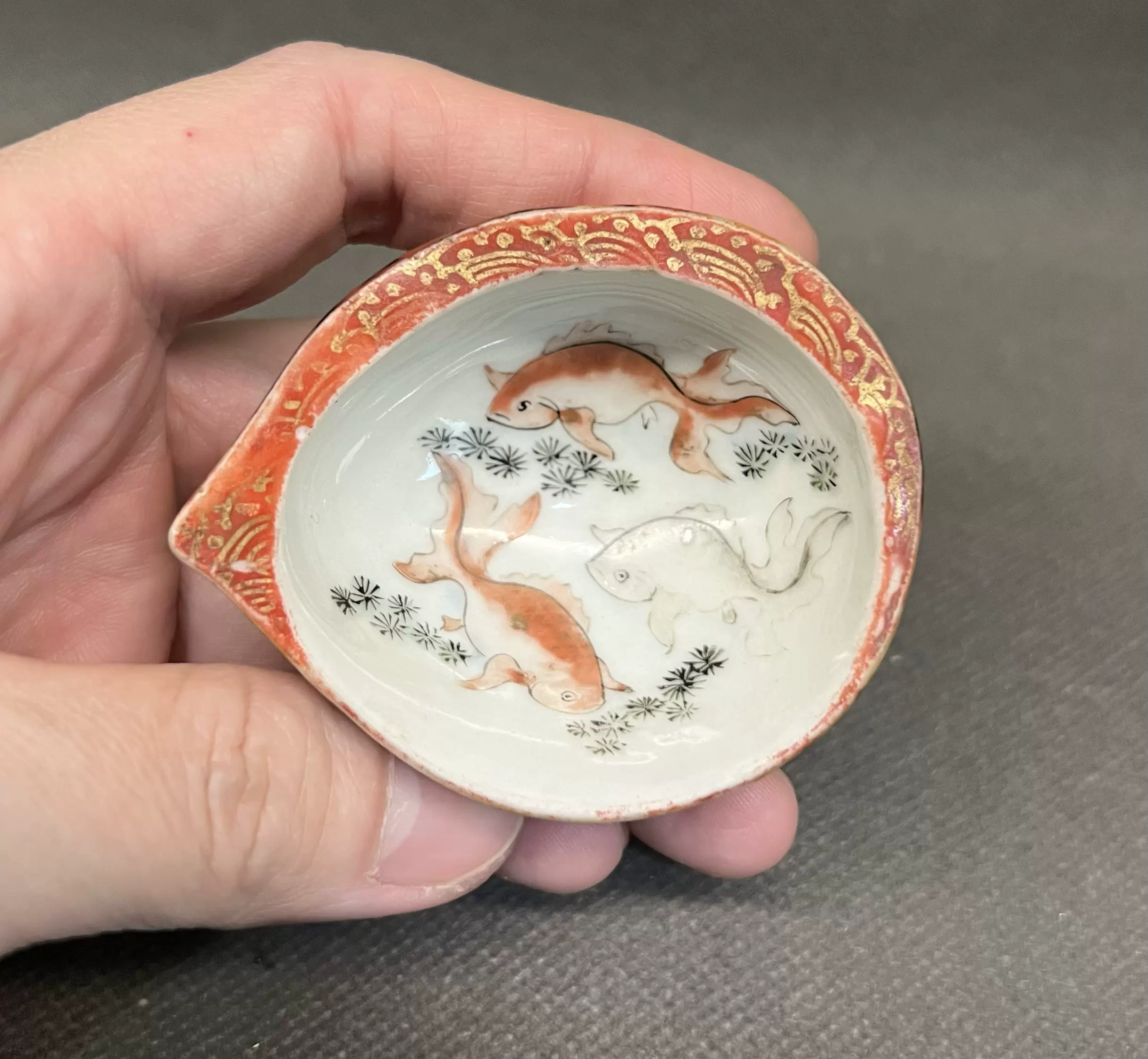 日本明治时期九谷鱼藻纹鲍鱼型杯