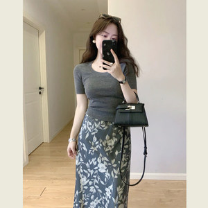 
Vacation style fashionable waist-hugging slim suit for women in summer gray slim T-shirt high-waisted floral skirt two-piece set