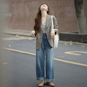 Retro commute silhouette suit jacket female spring and autumn new design sense casual high -level sensory temperament simple small suit
