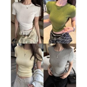 
'Jenine Right Angle Shoulder' triangular stitch creates right-angled right shoulder, slim fit, round neck, short-sleeved T-shirt, cropped top