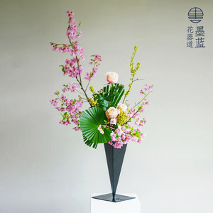 
Triangular iron flower arrangement ikebana flower arrangement vessel black simple living room B&B hotel entrance decoration ornaments