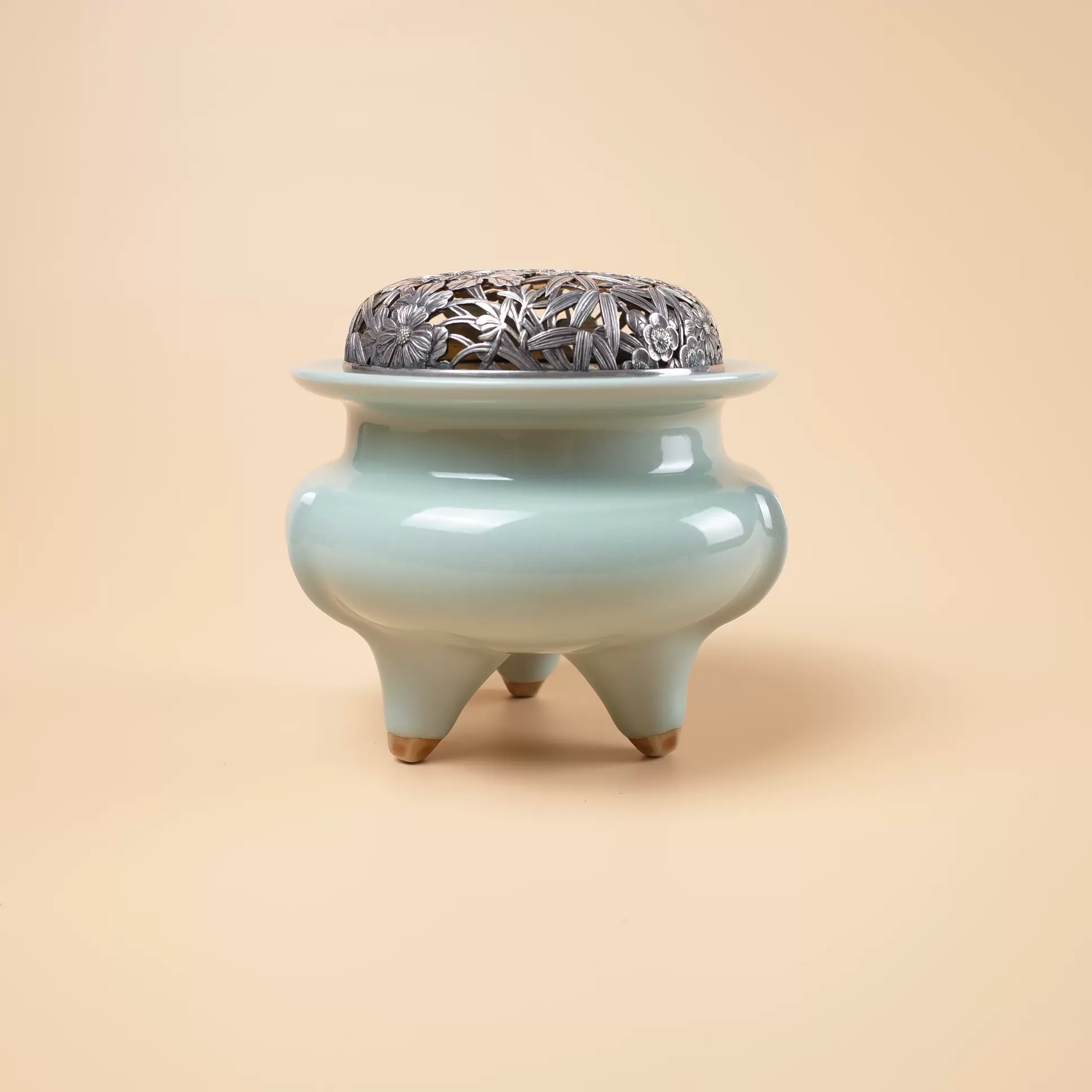 銀火屋袴腰青磁三足香炉