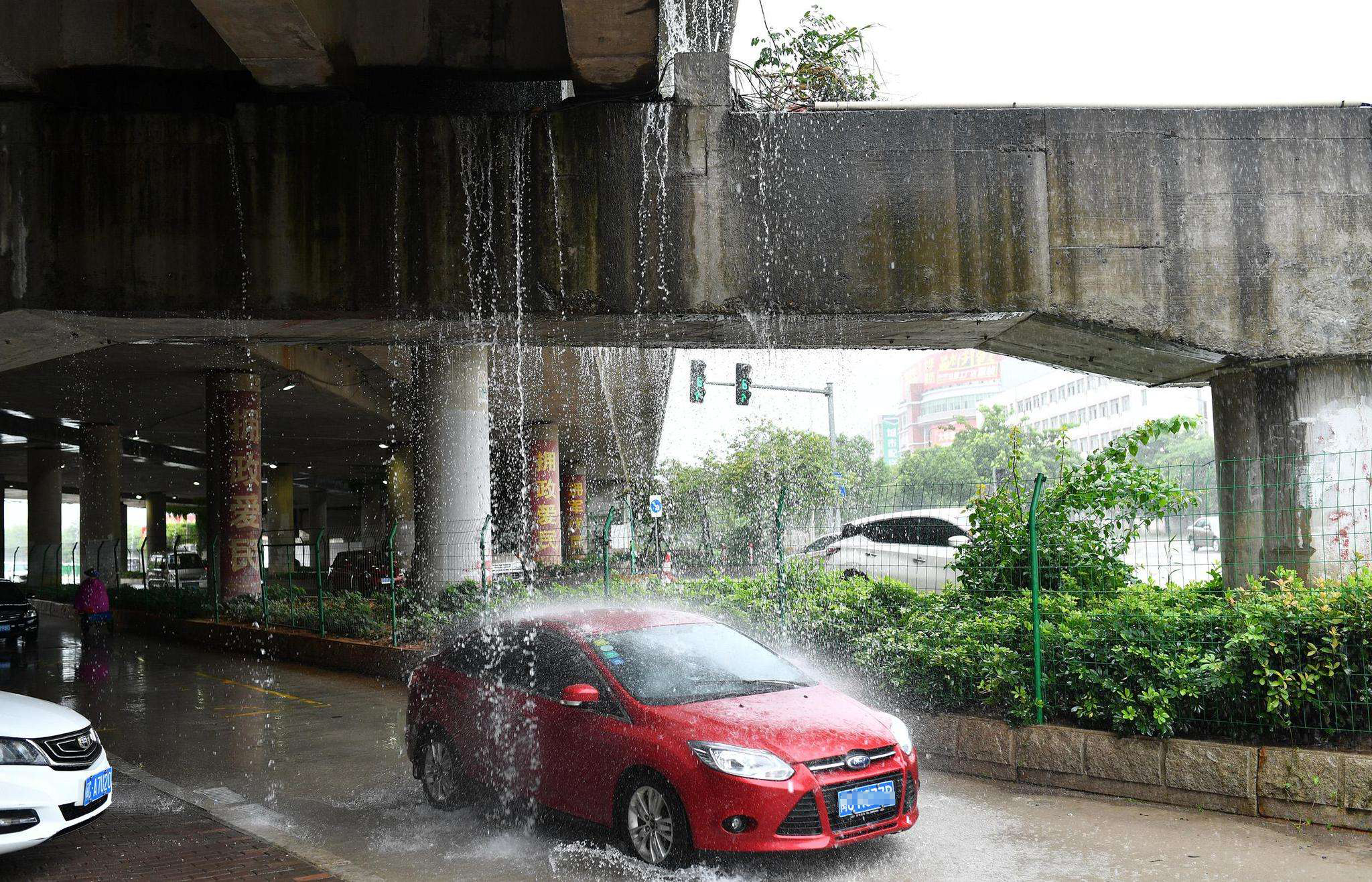 爱打扮(www.idaban.cn)，夏天洗车要注意，这样做还真不如不洗！15