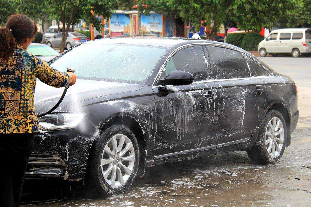 爱打扮(www.idaban.cn)，夏天洗车要注意，这样做还真不如不洗！4