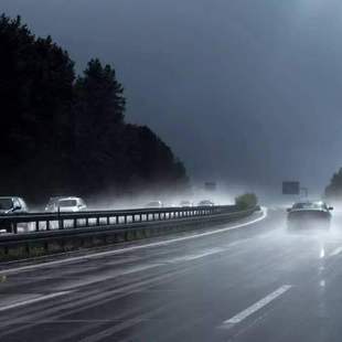 教你什么情况下的下雨天需要开双闪！