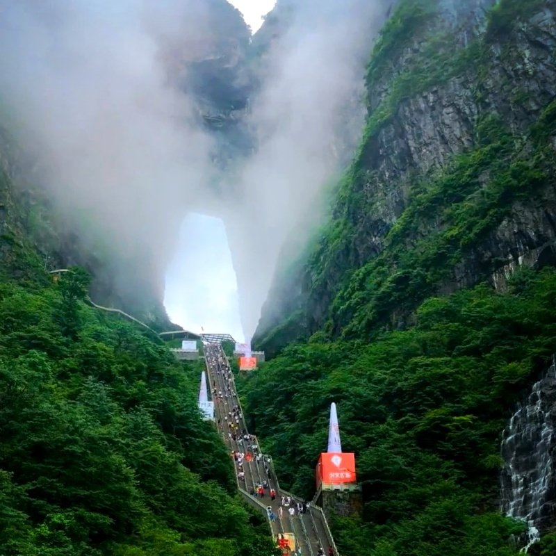 张家界国家森林公园云居酒店4天3晚含双早高铁站接送+张家界国家森林公园门票