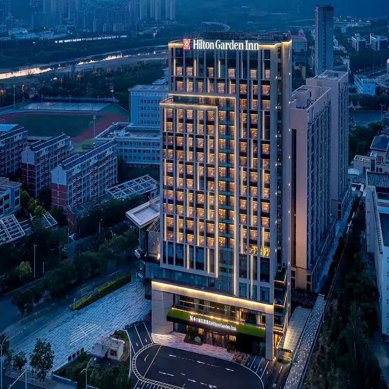 河北承德高新区希尔顿花园酒店1晚+鼎盛王朝门票2张 +双早餐+健身房+洗衣