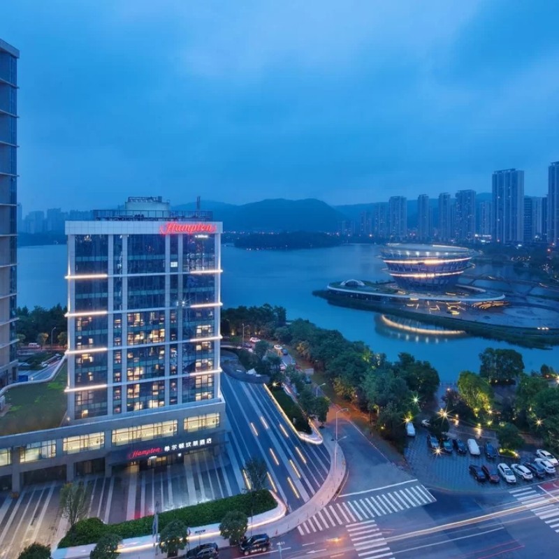 D2天1晚长沙梅溪湖希尔顿欢朋酒店自由行+洋湖湿地公园门票单人酒景套餐 - 定制游预订