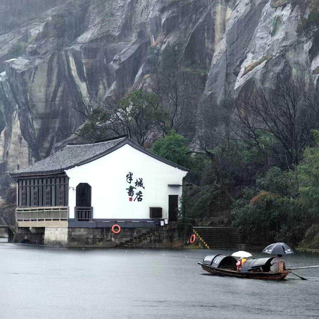 【10人团】绍兴东湖景区乌篷船体验+导游讲解服务半日游 - 定制游预订