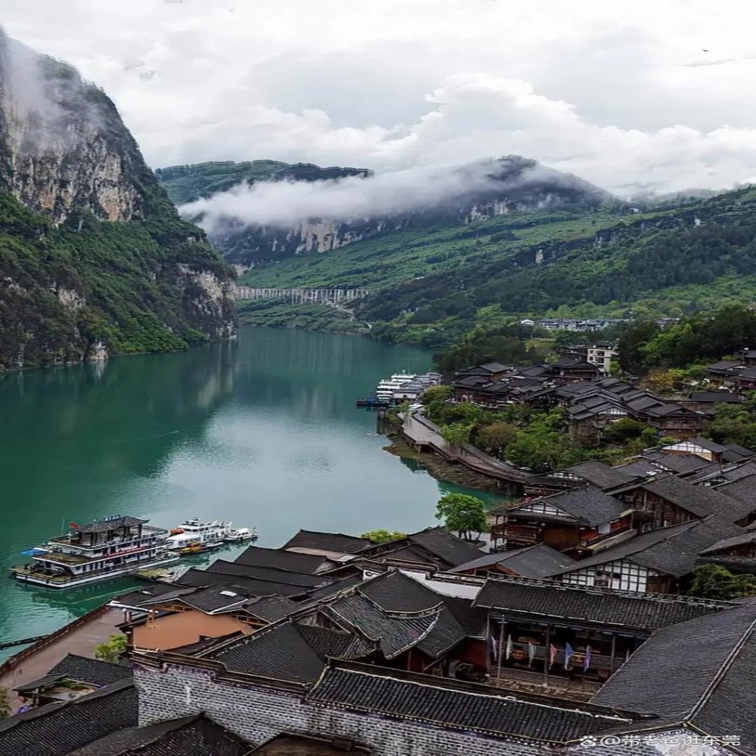 重庆4天3晚纯玩武隆天坑仙女山李子坝磁器口洪崖洞解放碑跟团游 - 定制游预订