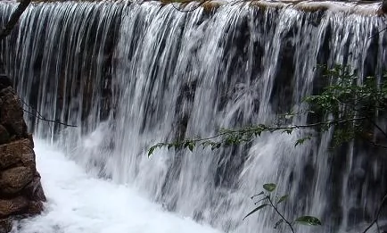 红岩飞瀑图片