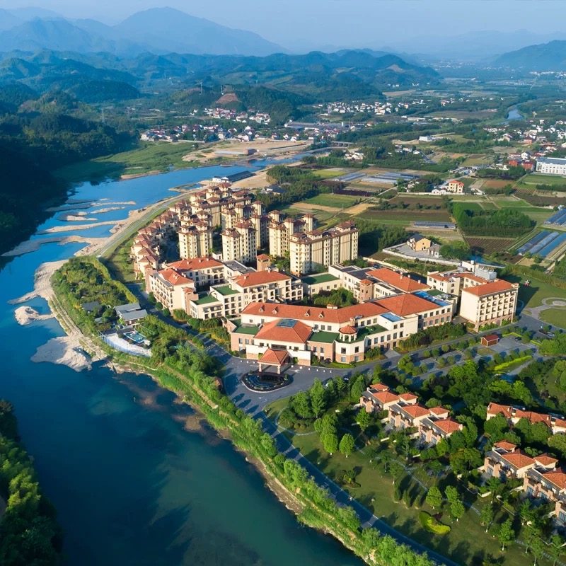 安吉君澜度假酒店1晚+双早+双人温泉/鱼头套餐/萌宠乐园/淘气堡 - 定制游预订