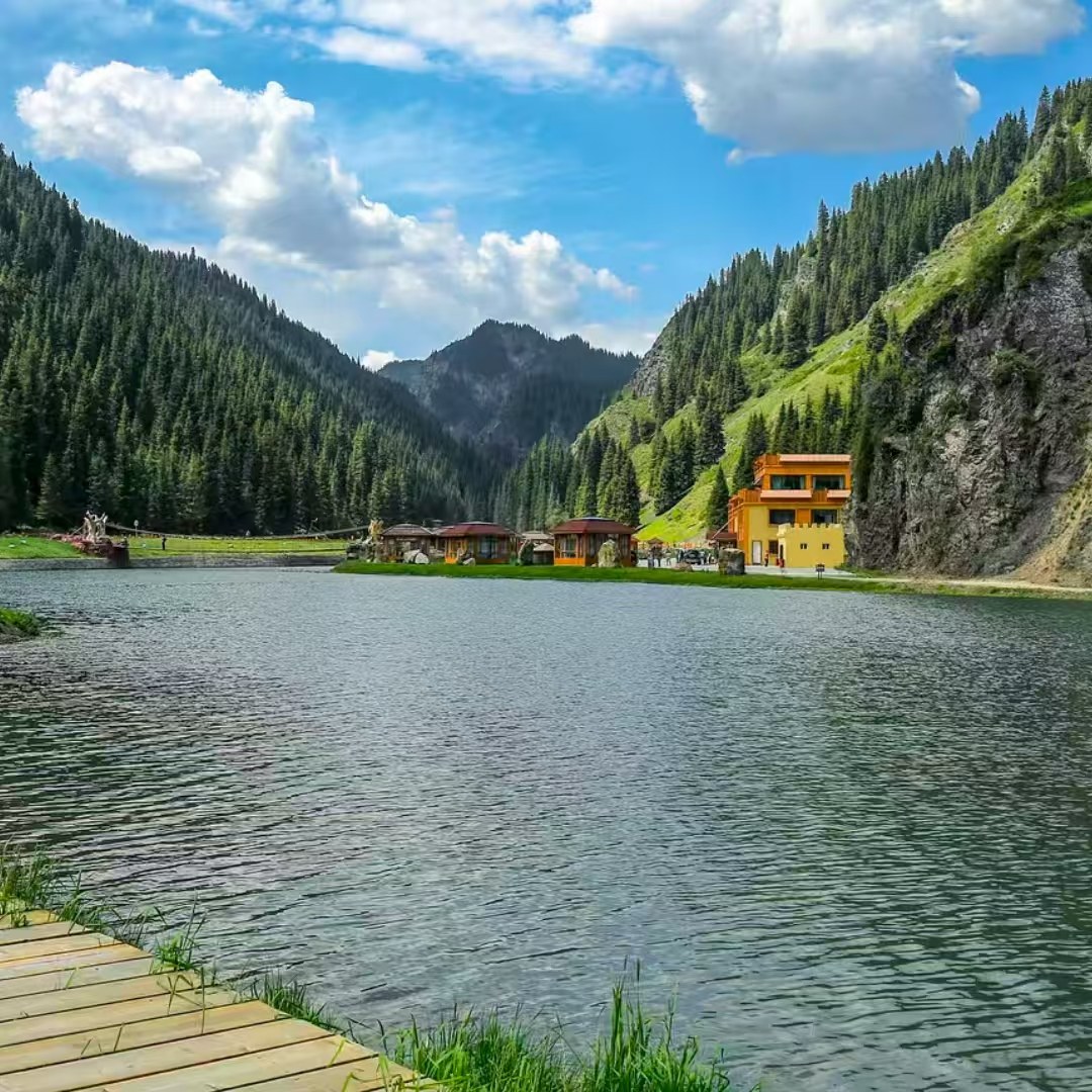 【畅享】乌鲁木齐会展吾悦广场城际酒店行政房大床2天1晚+幻想乐园+天山大峡谷