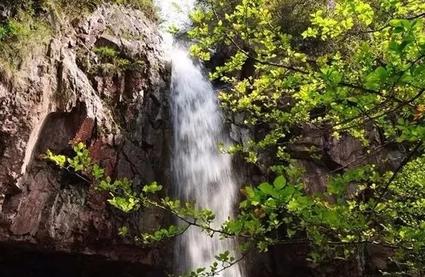 鹁鸪岩水帘洞图片