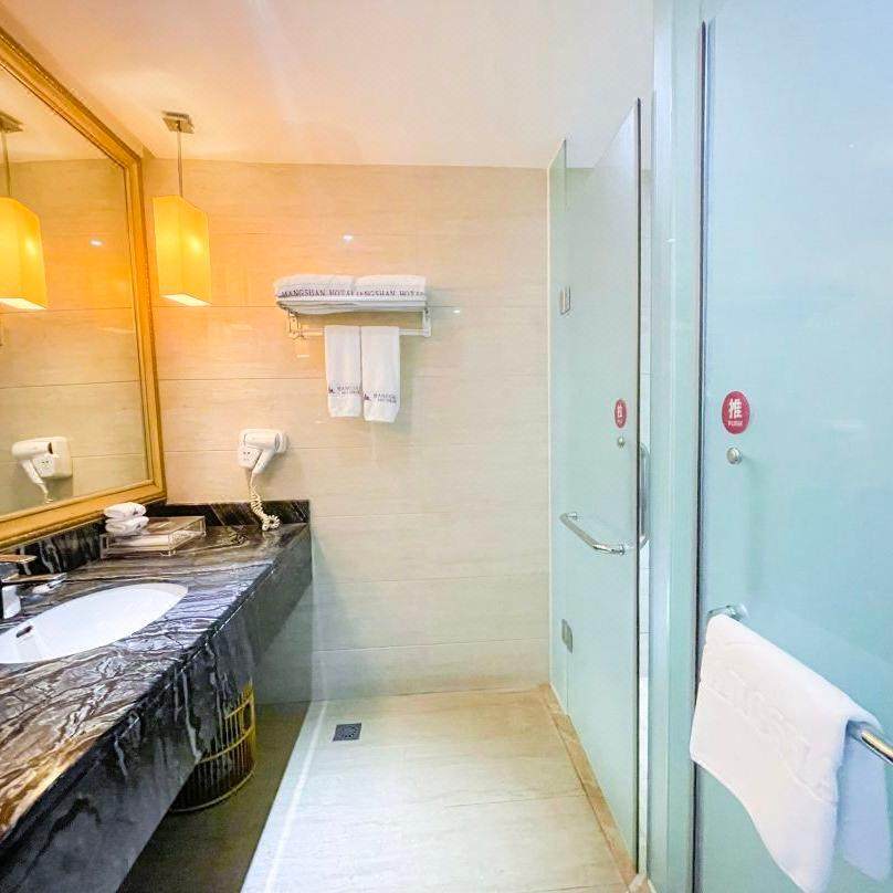 郴州莽山森林温泉酒店 高级双人房5天4晚+莽山森林温泉门票