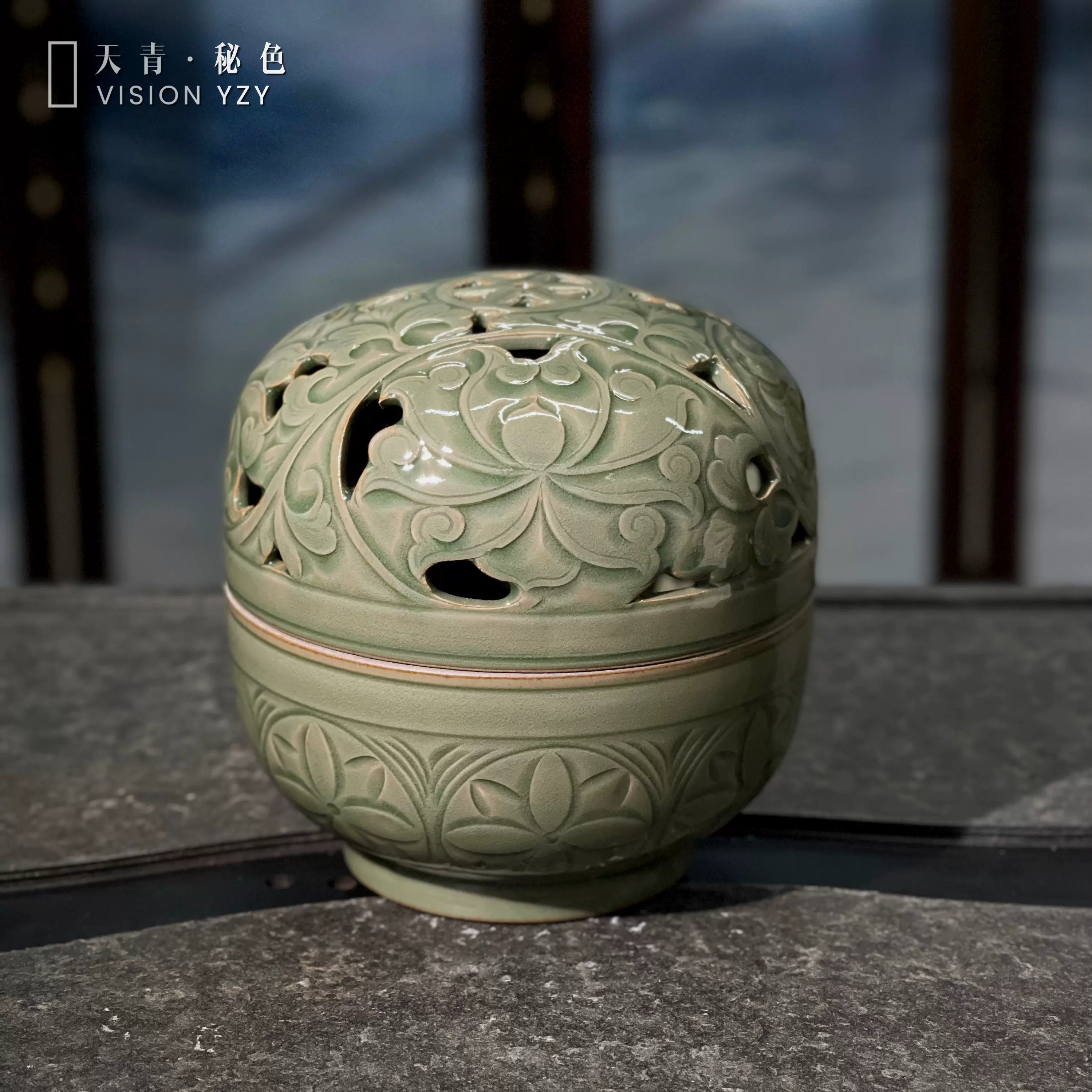 北宋天靑釉奩式三足香炉 北宋天靑釉奩式三足香炉