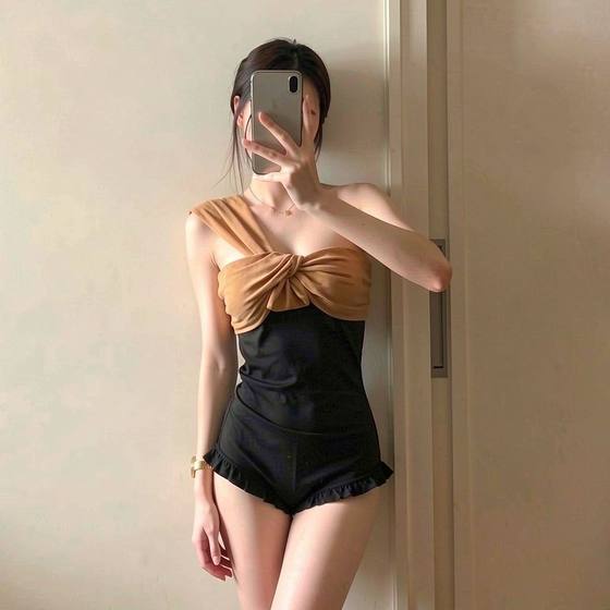 
2025 new slanted shoulder swimsuit for women soaking in hot springs with high-end feeling of slimming the belly and swimsuit one-piece internet celebrity style pure desire style