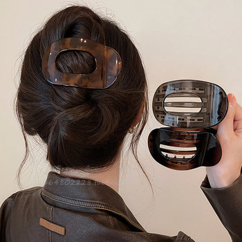 
Large-sized duckbill clip on the back of the head