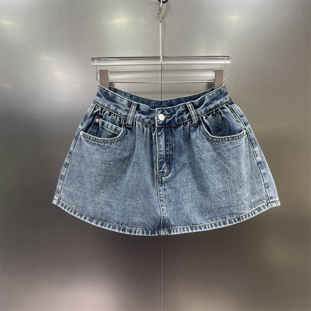 Design-sensing denim mini mini skirt for women 2025 spring and summer European goods anti-exposure A-line large sway to make them look slim and low-waisted skirt pants