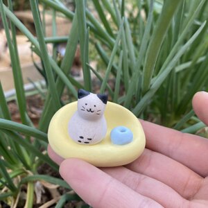 
Cat sofa small ornaments incense plug car desktop scene accessories