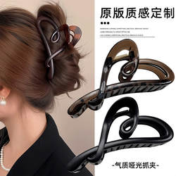 Allow Me to Dazzle You with My Dazzling Love Heart-Shaped Hair Clip, a High-End Hairpin for the Back of the Head, a Shark Clip Hairpin with an Elegant and Classy Look, a Versatile Hair Accessory