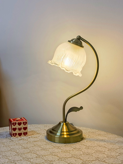 ノルディック様式のベッドサイドランプ - 寝室と勉強部屋用のLED