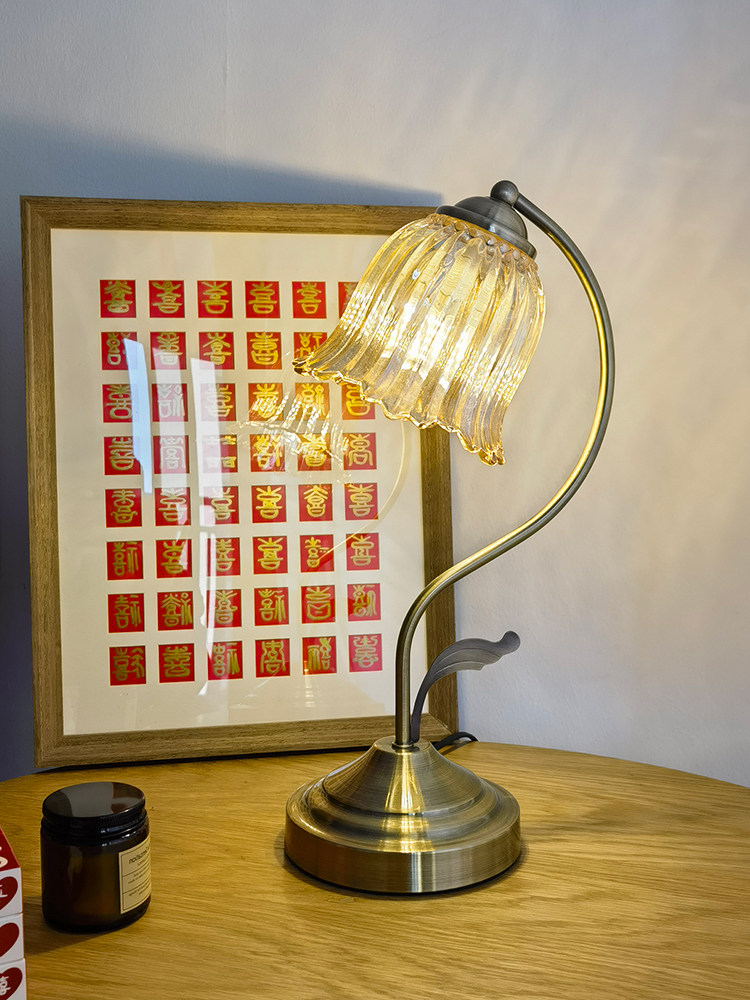 ノルディック様式のベッドサイドランプ - 寝室と勉強部屋用のLED