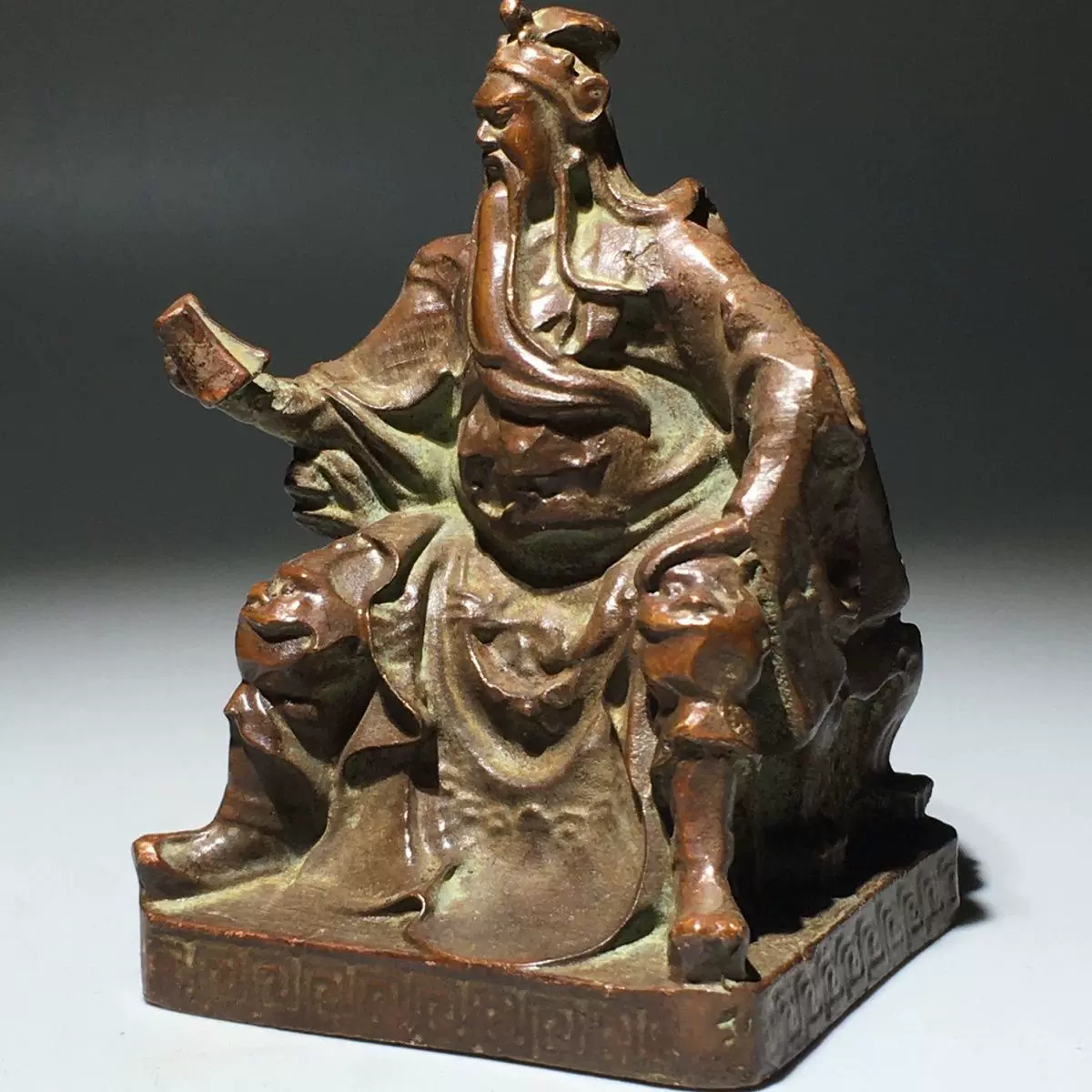 观音菩萨坐像 蓮坐台 紫銅 A bronze figure of Guanyin, Late Ming dynasty | 晚明銅觀音