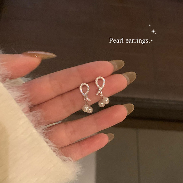 Korean style flash zirconium pearl earrings for women, light luxury and high-end earrings, unique and beautiful temperament, non-pierced ear clip earrings