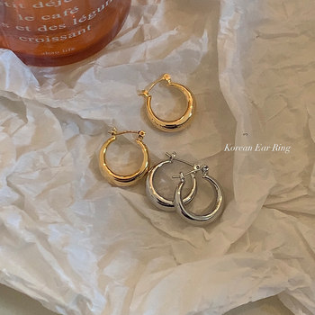 
Wear gold and silver plain earrings for commuting~