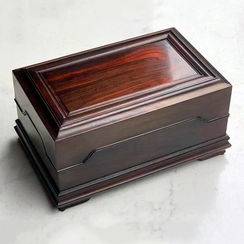 乾隆年製琉璃盒 乾隆年製琉璃盒 A tin box and cover Zhong Xin Kai Ji mark, Qing