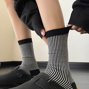 
Internet celebrity autumn and winter new Korean version retro color-blocking gold and silver stockings for women double needles fashion trendy dual-way mid-tube socks