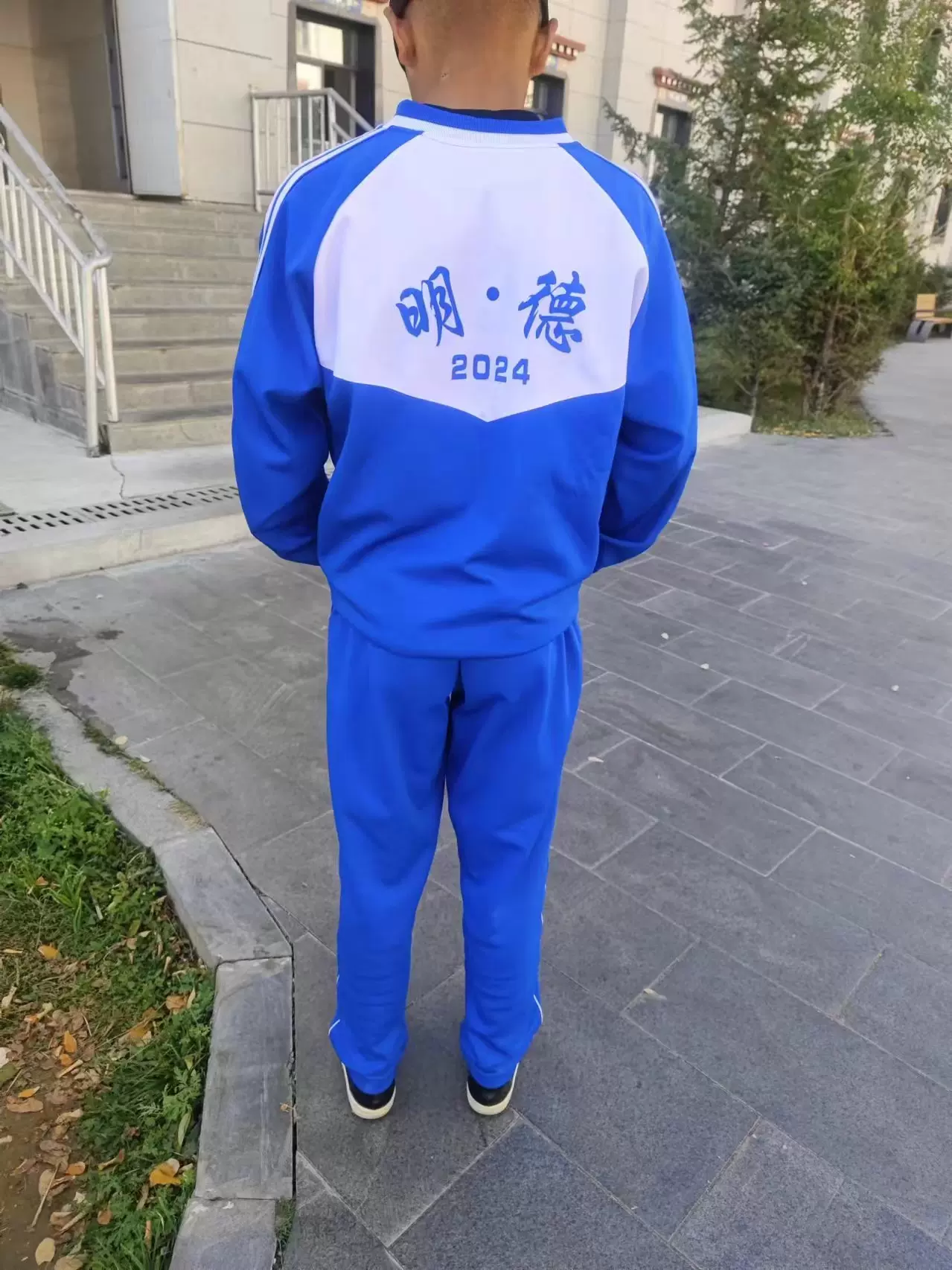 拉萨那曲第三高级中学春秋款南韩丝校服套装宝蓝色拼接白色红拼白