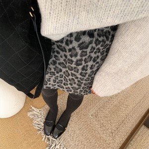 
Thickened woolen leopard print skirt for women in autumn and winter, plus size, small, high waist, crotch-covering gray A-line short skirt with arms