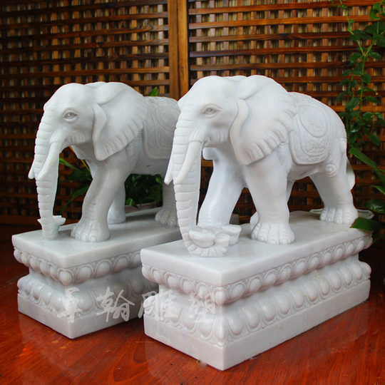 大理石象のペア - 家と中庭の装飾のための白い石の彫刻