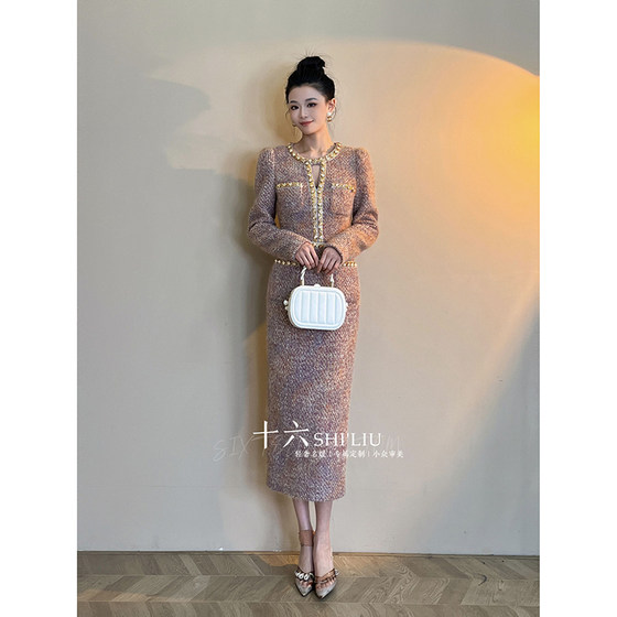 
Woolen dress with high-end feel in winter. High waist bag with hip and coat. Thickened winter style. Rich family’s daughter’s high-end look.