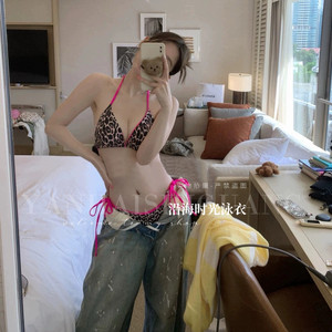 Women in swimsuits, European and American sexy leopard print contrasting color bikini three-point hottie girl with small breasts gathered on the island beach vacation split