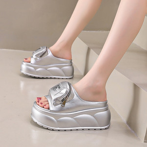 
Niche design, thick-soled height-enhancing sponge cake versatile slippers for women's summer new style of outdoor wear Internet celebrity ins dolls, one-shot