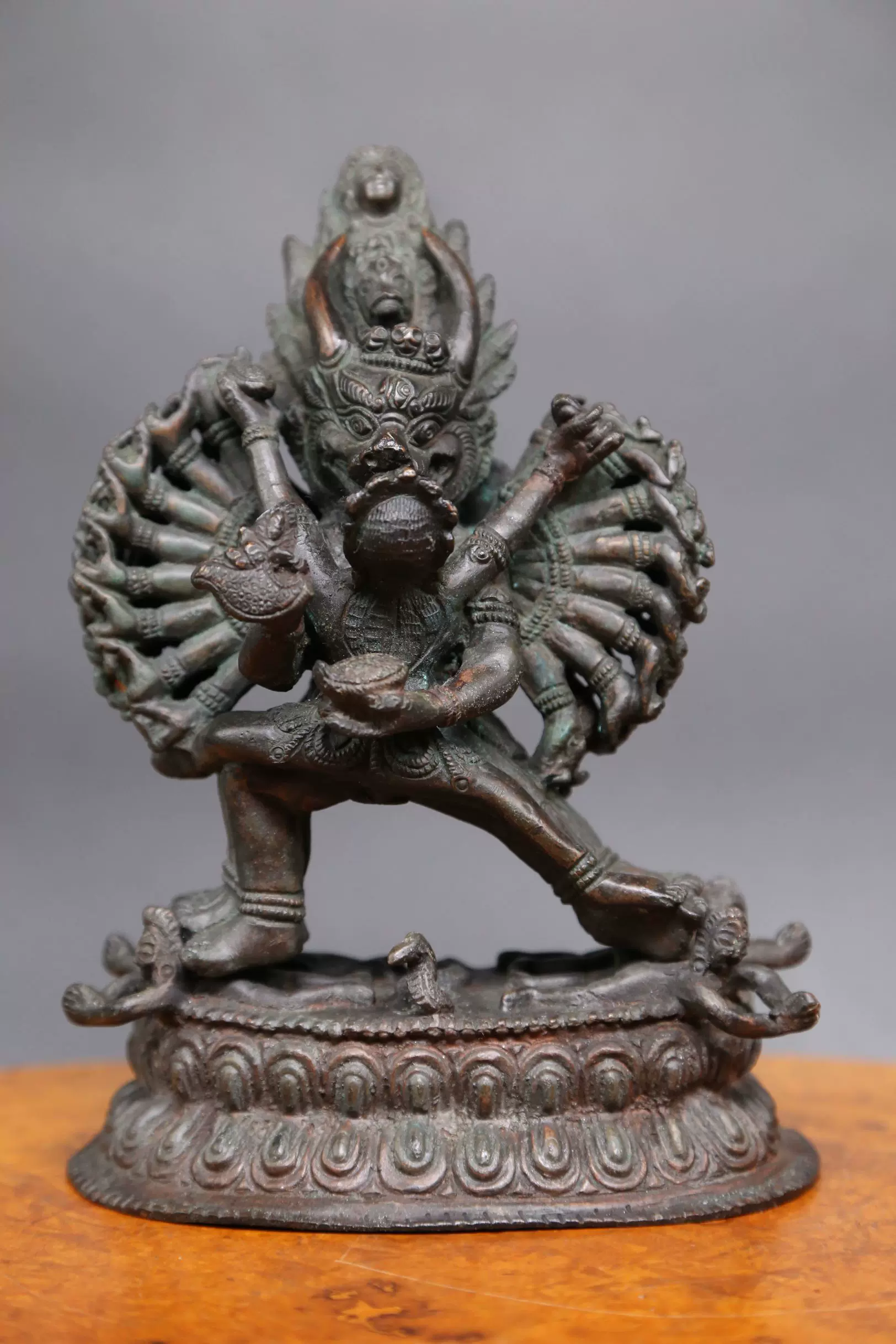 日本金工鹰置物。 金工师岩瀬勝也作， 《金工铜像岩上鹫置物》