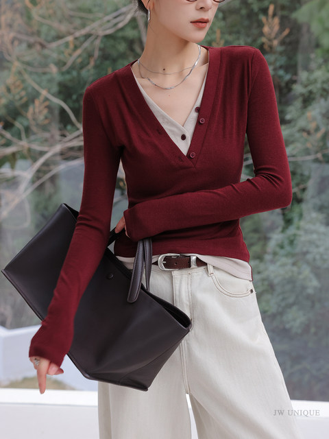 JWUNIQUE red V-neck long-sleeved knitted T-shirt for women 2025 spring new fake two-piece slim top