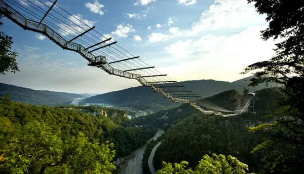 泰山旅游空中观景塔图片