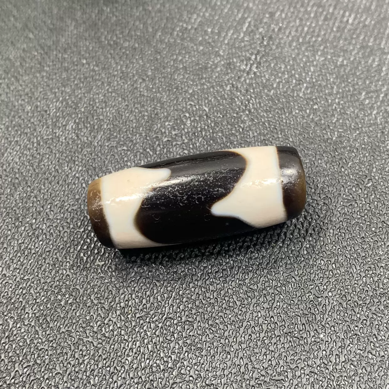 御幸天珠 AX08028 朱砂 馬蹄痕 虎牙天珠 流水紋天珠 35x11mm 風化紋