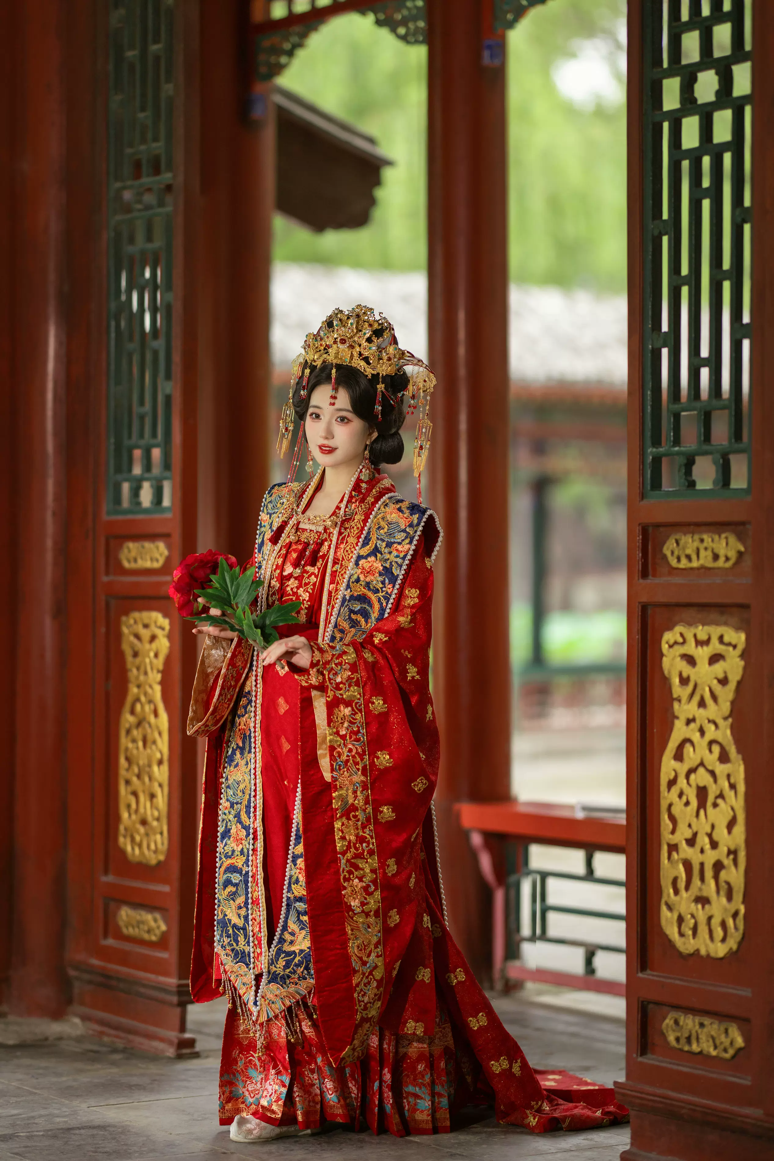 百鳥朝鳳披風 白赤金色ロングアウター　中国伝統衣装　織錦　西陣織　結婚式明製漢服 百鳥朝鳳披風 白赤金色ロングアウター 中国伝統衣装 織錦 西陣織 結婚