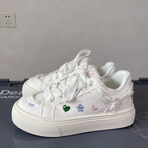 
Thick-soled canvas shoes for women 2026 new cartoon embroidered lace-up casual sneakers for students versatile low-top white shoes