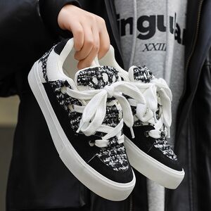 
2026 new ins trendy couple bread shoes black and white small fragrant style stitching canvas shoes men and women casual skateboard shoes